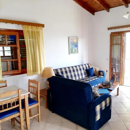 2 Bedrooms House With Sea View And Enclosed Garden At Politika بيت للعطل *